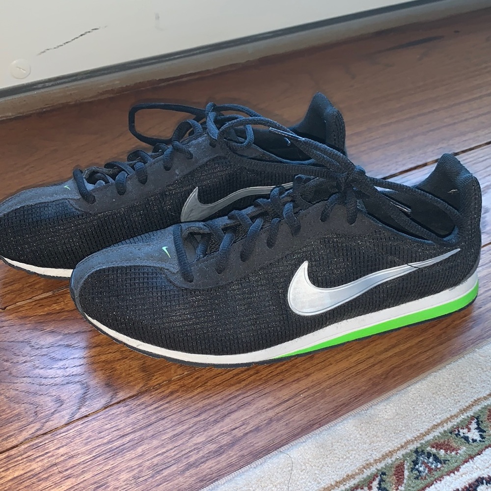 Women’s black Nike Sneakers - size 8 - nev…